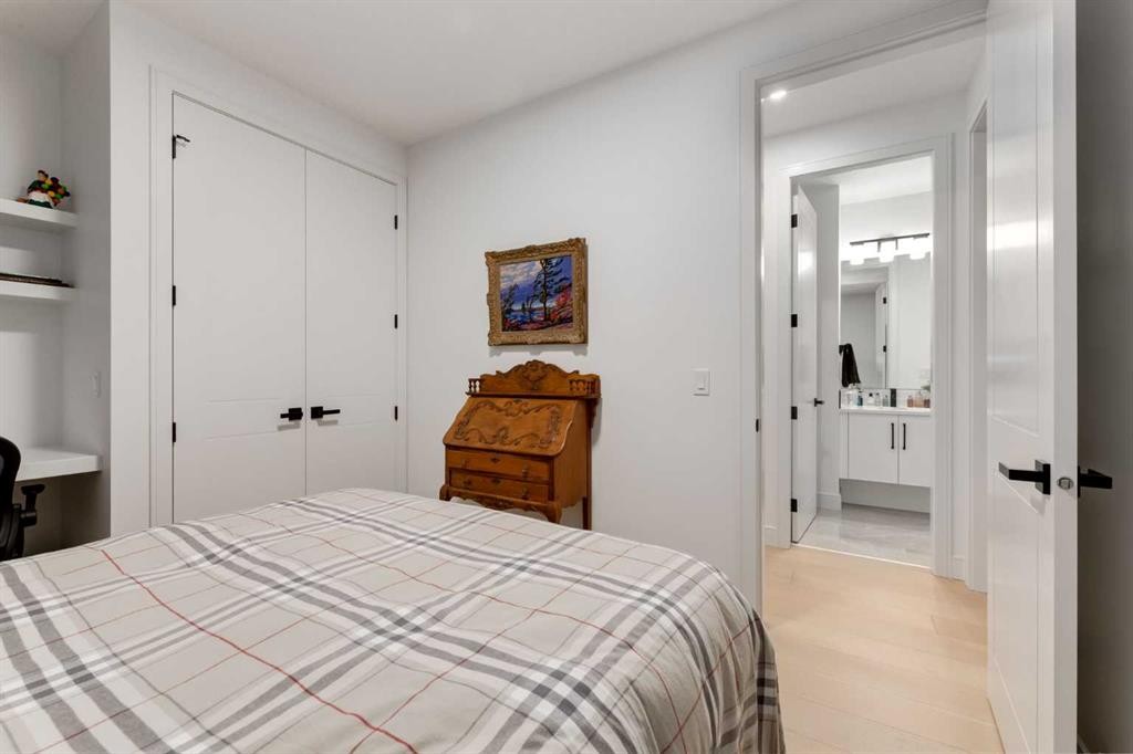 3719 2 Avenue Sw, Calgary, AB - Indoor Photo Showing Bedroom