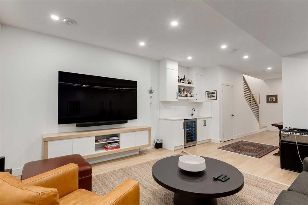 3719 2 Avenue Sw, Calgary, AB - Indoor