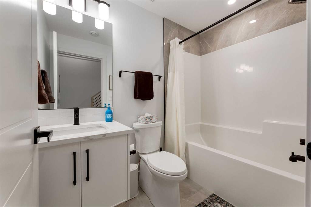 3719 2 Avenue Sw, Calgary, AB - Indoor Photo Showing Bathroom