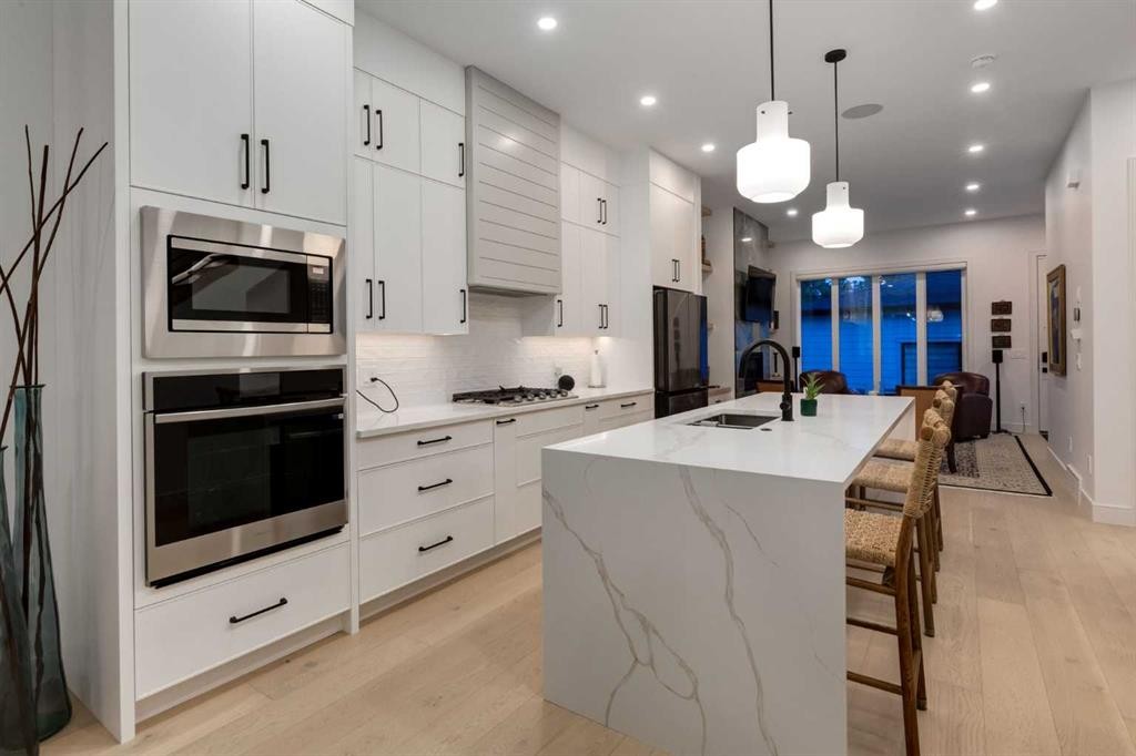 3719 2 Avenue Sw, Calgary, AB - Indoor Photo Showing Kitchen With Upgraded Kitchen