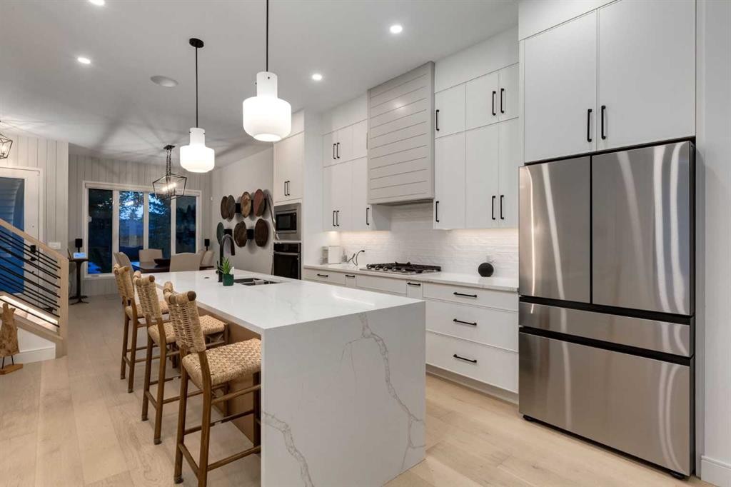 3719 2 Avenue Sw, Calgary, AB - Indoor Photo Showing Kitchen With Upgraded Kitchen