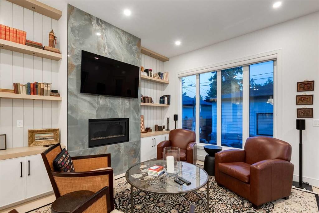 3719 2 Avenue Sw, Calgary, AB - Indoor Photo Showing Living Room With Fireplace