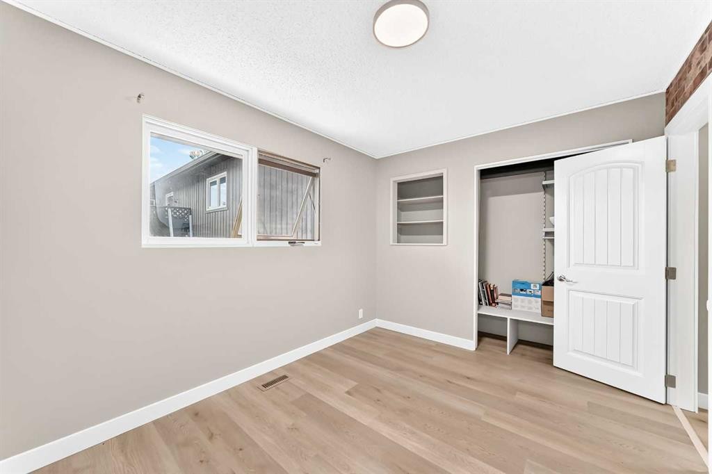 114 Midcrest Crescent Se, Calgary, AB - Indoor Photo Showing Other Room