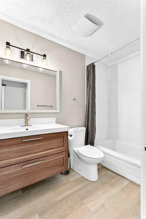 114 Midcrest Crescent Se, Calgary, AB - Indoor Photo Showing Bathroom