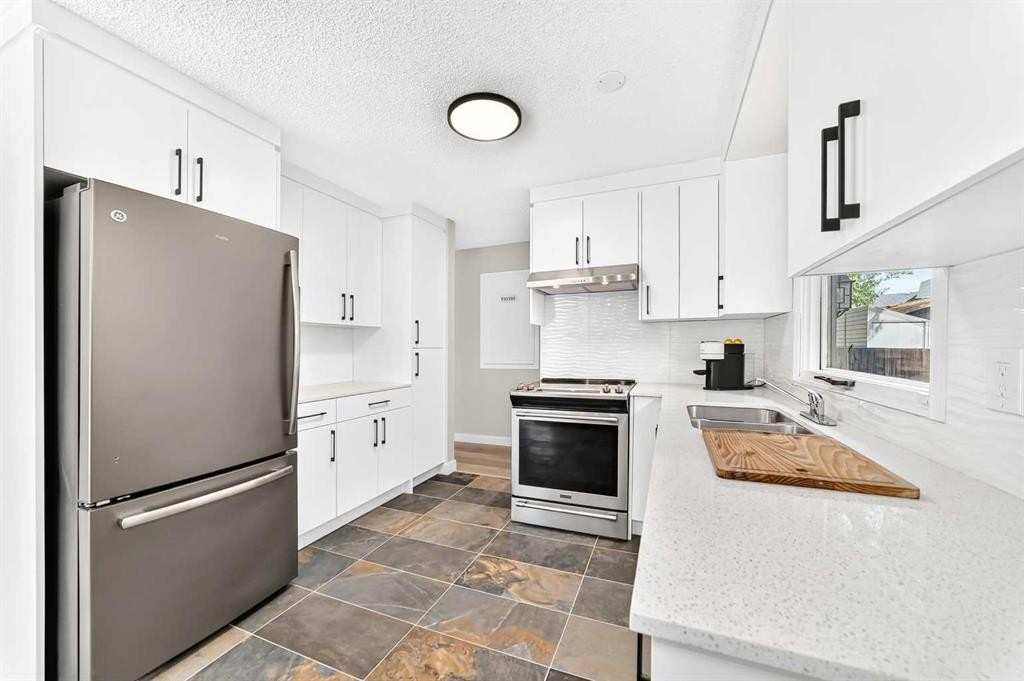 114 Midcrest Crescent Se, Calgary, AB - Indoor Photo Showing Kitchen With Stainless Steel Kitchen With Double Sink