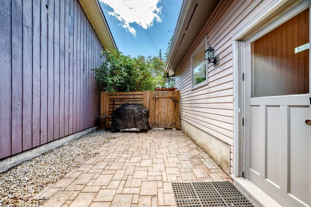 114 Midcrest Crescent Se, Calgary, AB - Outdoor With Exterior