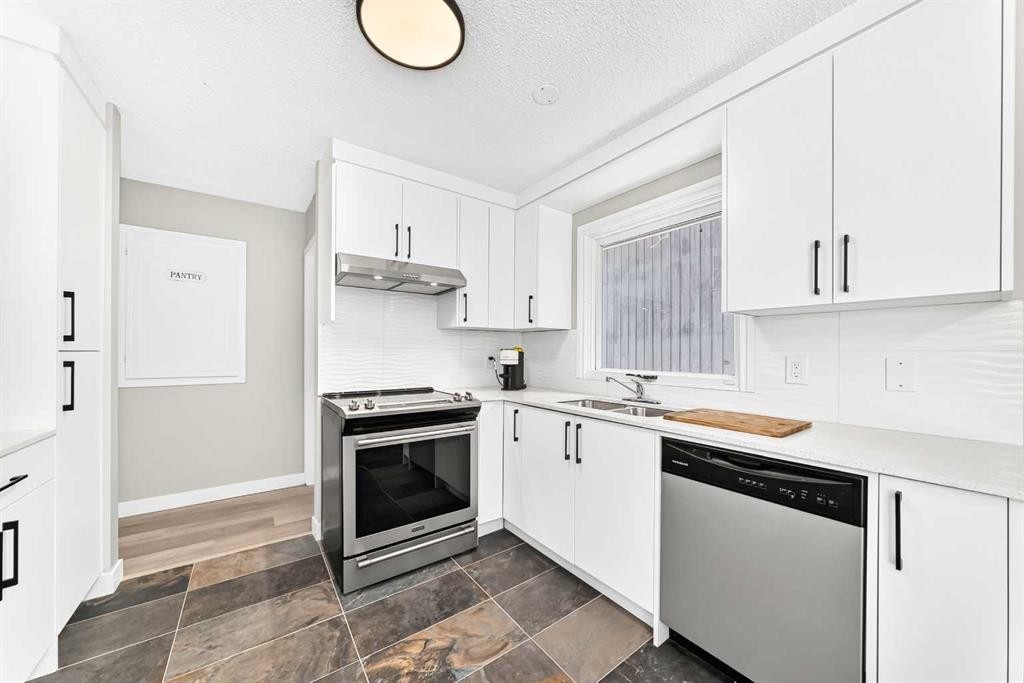 114 Midcrest Crescent Se, Calgary, AB - Indoor Photo Showing Kitchen With Stainless Steel Kitchen