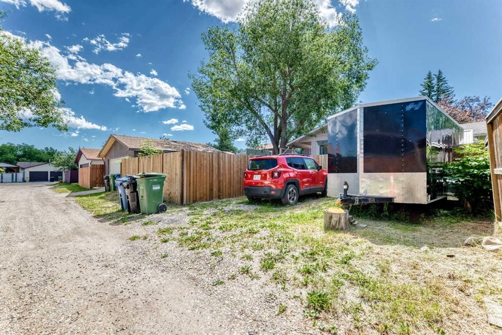114 Midcrest Crescent Se, Calgary, AB - Outdoor