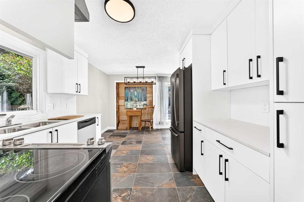 114 Midcrest Crescent Se, Calgary, AB - Indoor Photo Showing Kitchen