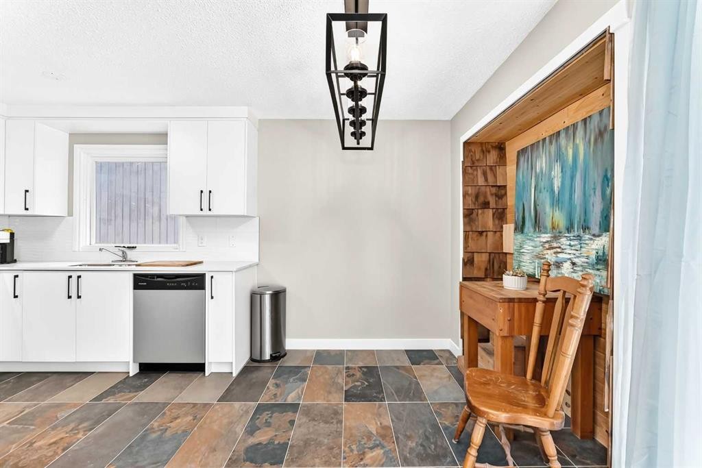 114 Midcrest Crescent Se, Calgary, AB - Indoor Photo Showing Kitchen
