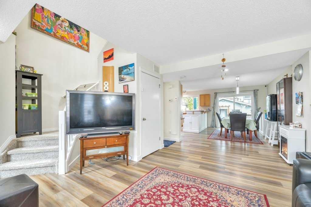 175 Prestwick Villas Se, Calgary, AB - Indoor Photo Showing Living Room
