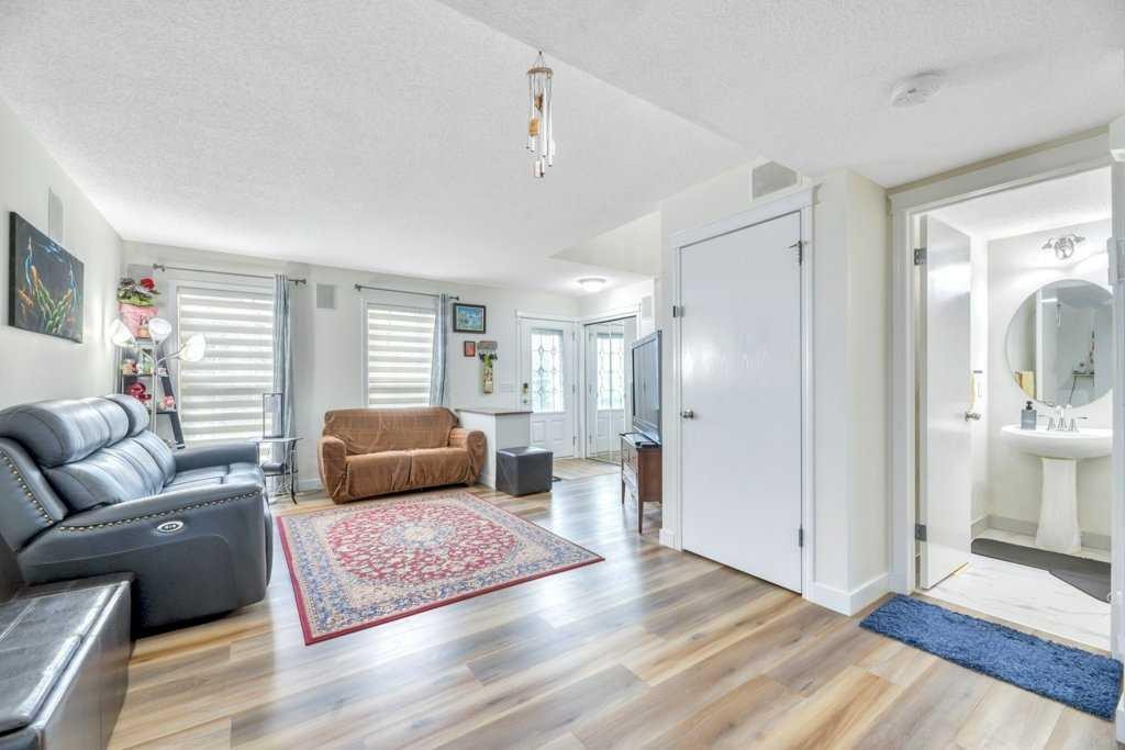175 Prestwick Villas Se, Calgary, AB - Indoor Photo Showing Living Room