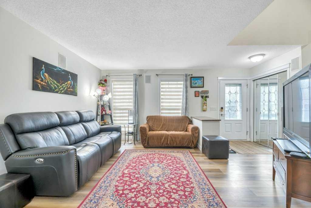 175 Prestwick Villas Se, Calgary, AB - Indoor Photo Showing Living Room