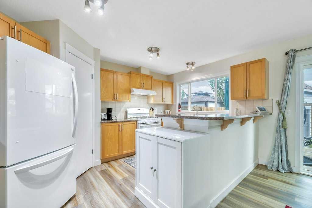 175 Prestwick Villas Se, Calgary, AB - Indoor Photo Showing Kitchen