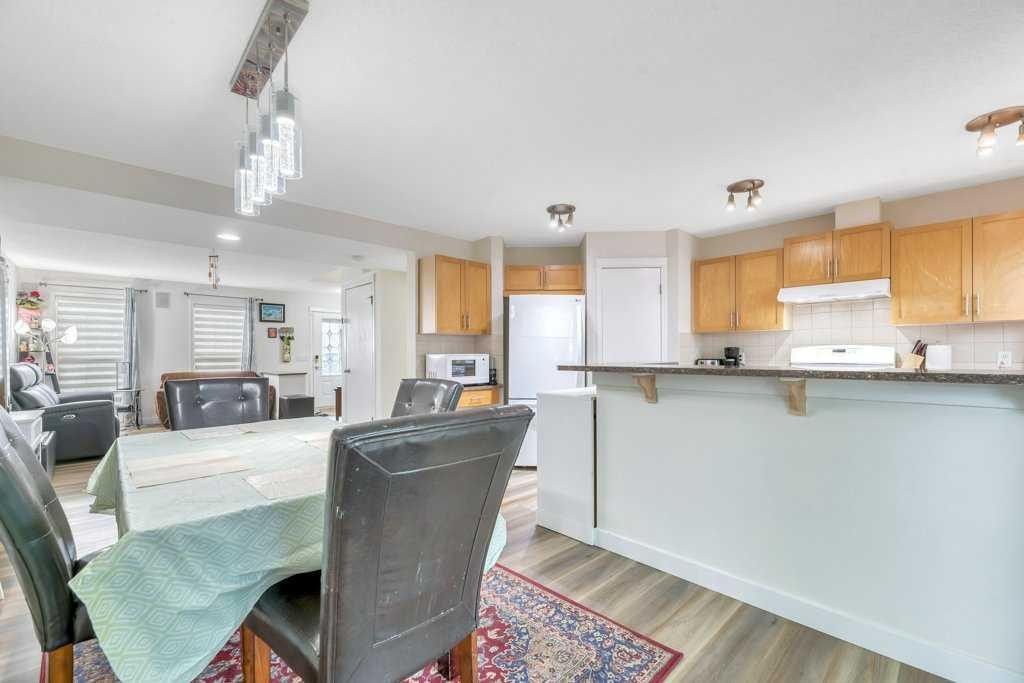 175 Prestwick Villas Se, Calgary, AB - Indoor Photo Showing Kitchen