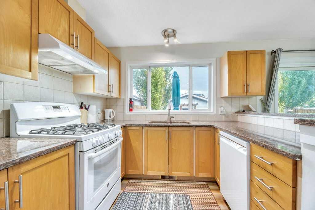 175 Prestwick Villas Se, Calgary, AB - Indoor Photo Showing Kitchen