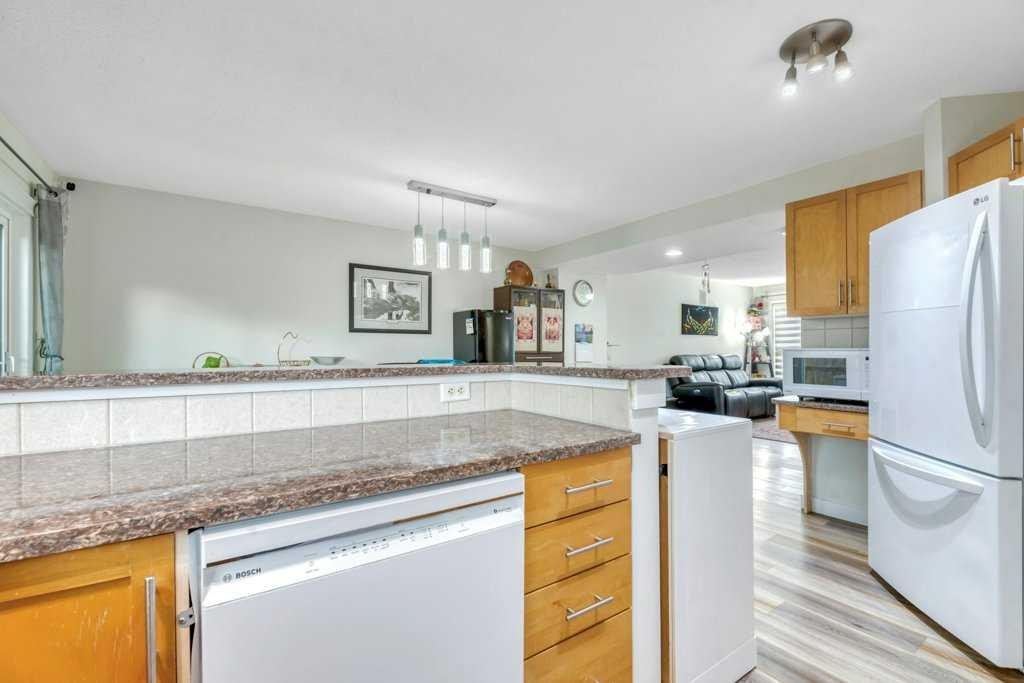 175 Prestwick Villas Se, Calgary, AB - Indoor Photo Showing Kitchen