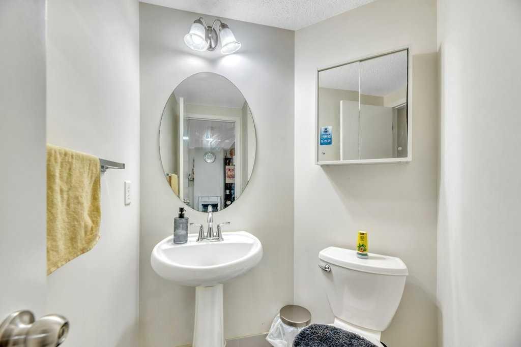 175 Prestwick Villas Se, Calgary, AB - Indoor Photo Showing Bathroom