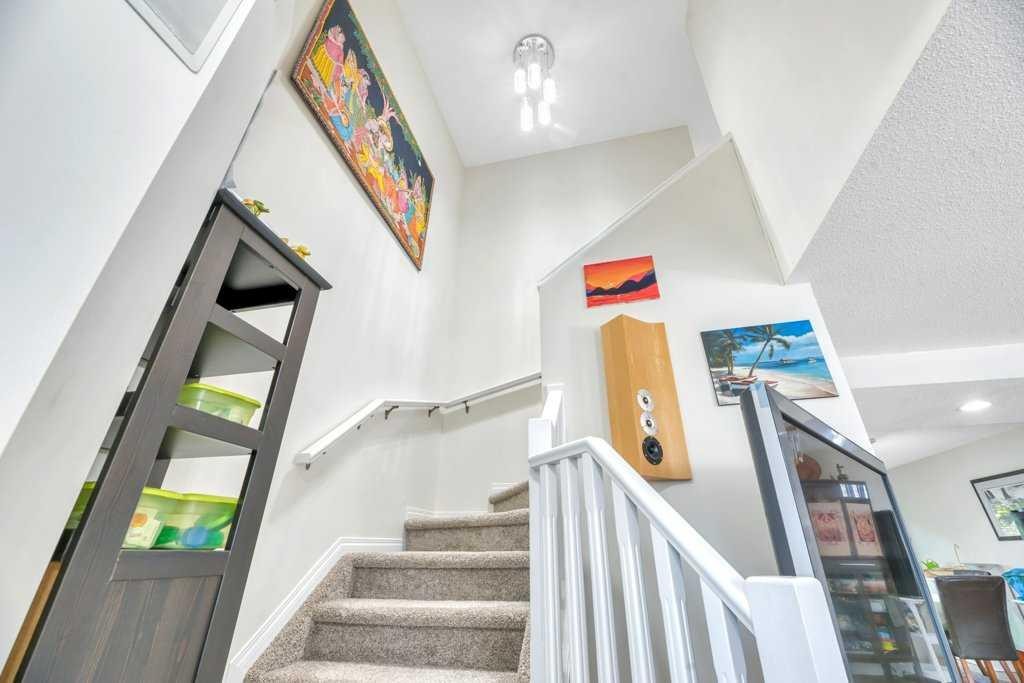 175 Prestwick Villas Se, Calgary, AB - Indoor Photo Showing Other Room