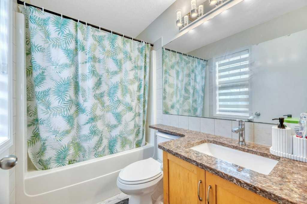 175 Prestwick Villas Se, Calgary, AB - Indoor Photo Showing Bathroom