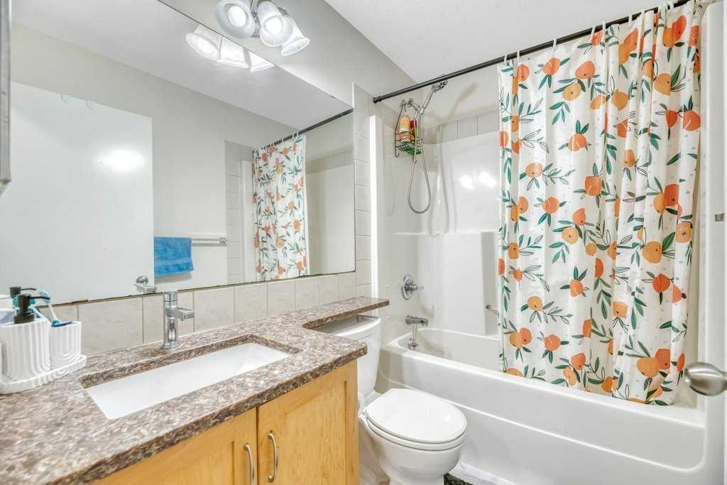 175 Prestwick Villas Se, Calgary, AB - Indoor Photo Showing Bathroom