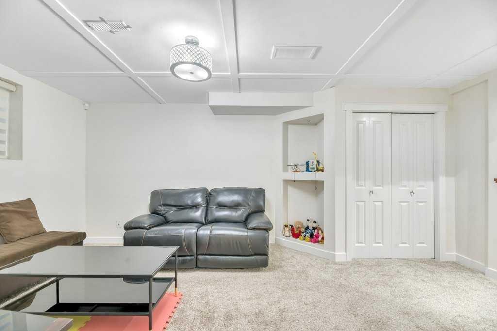175 Prestwick Villas Se, Calgary, AB - Indoor Photo Showing Living Room