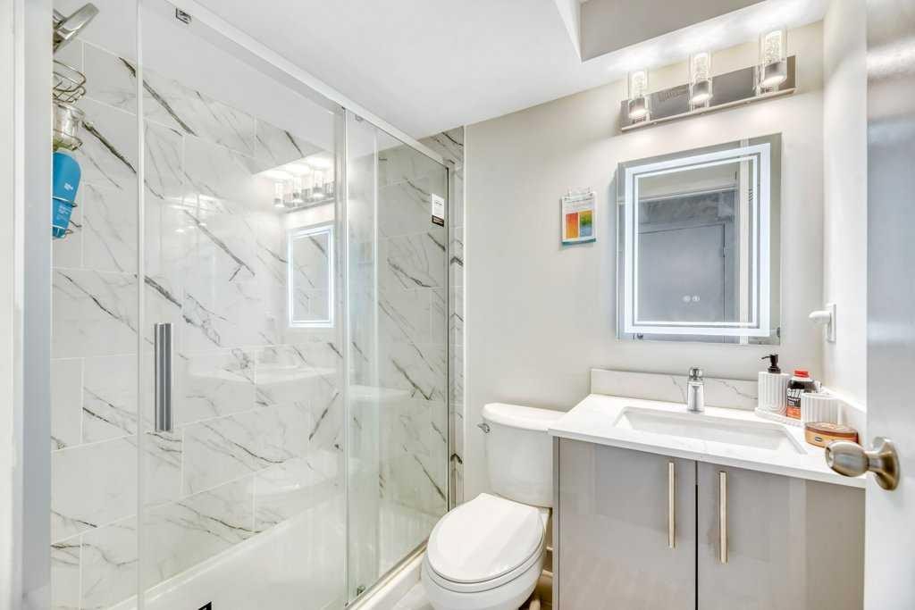 175 Prestwick Villas Se, Calgary, AB - Indoor Photo Showing Bathroom