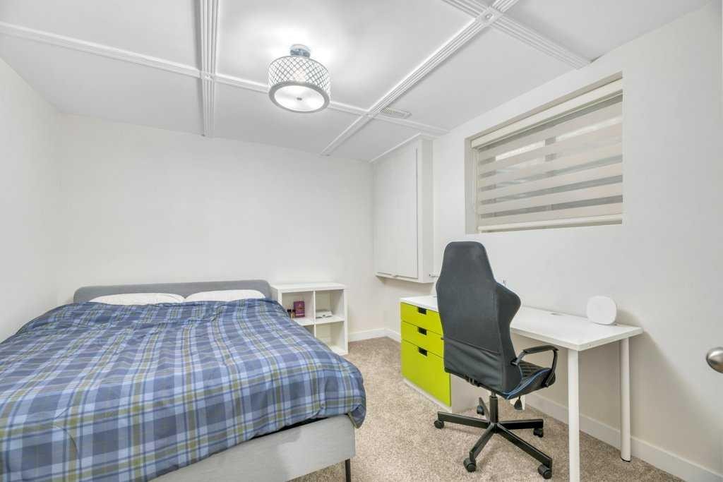 175 Prestwick Villas Se, Calgary, AB - Indoor Photo Showing Bedroom