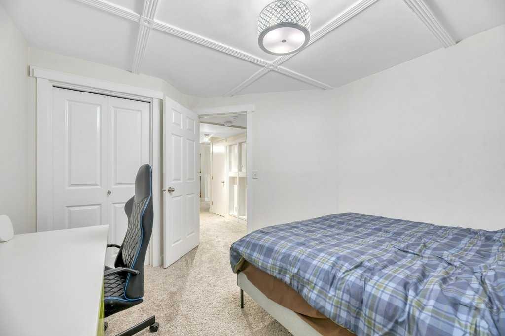 175 Prestwick Villas Se, Calgary, AB - Indoor Photo Showing Bedroom