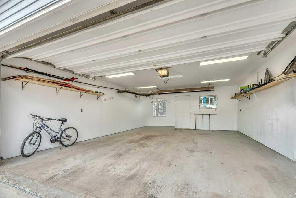 175 Prestwick Villas Se, Calgary, AB - Indoor Photo Showing Garage