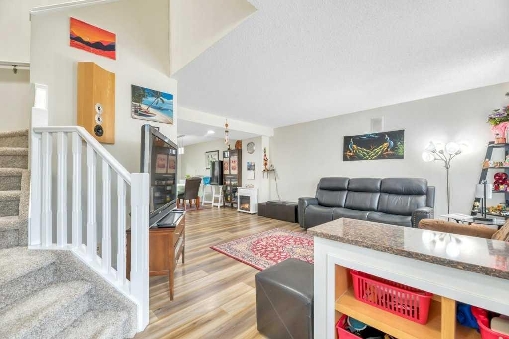 175 Prestwick Villas Se, Calgary, AB - Indoor Photo Showing Living Room