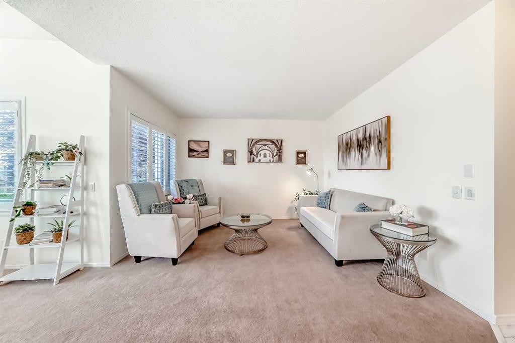 82 Mt Gibraltar Heights Se, Calgary, AB