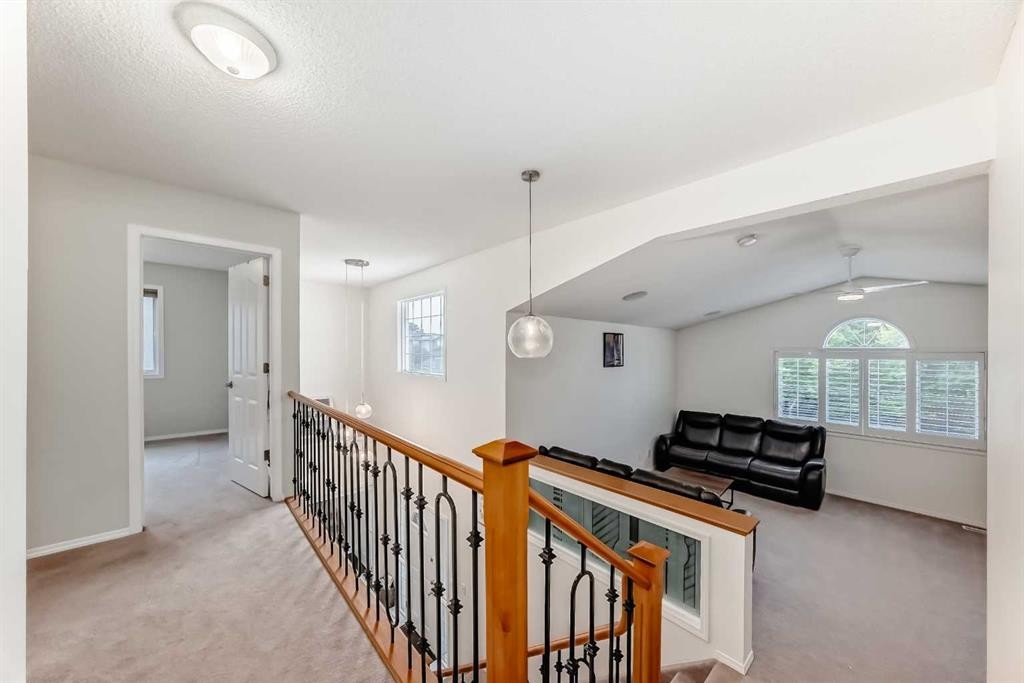 82 Mt Gibraltar Heights Se, Calgary, AB