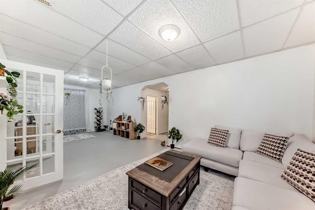 82 Mt Gibraltar Heights Se, Calgary, AB