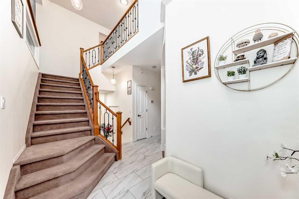 82 Mt Gibraltar Heights Se, Calgary, AB