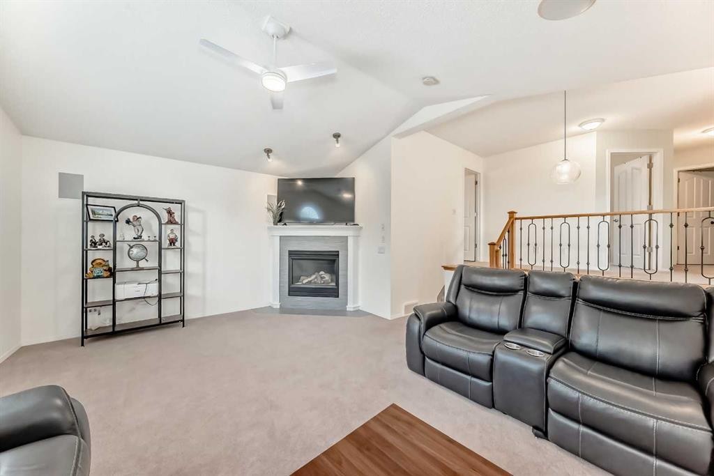 82 Mt Gibraltar Heights Se, Calgary, AB