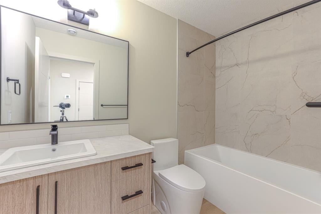 147 Heston Street Nw, Calgary, AB - Indoor Photo Showing Bathroom
