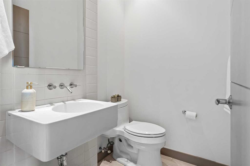 610 Aspen Meadows Hill Sw, Calgary, AB - Indoor Photo Showing Bathroom