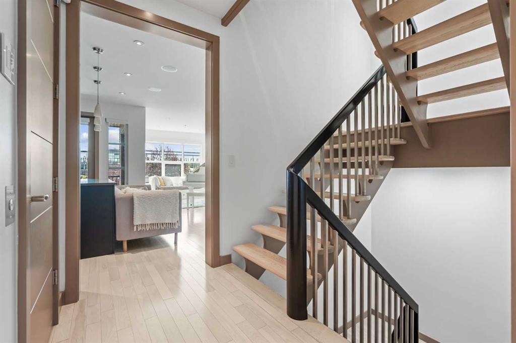 610 Aspen Meadows Hill Sw, Calgary, AB - Indoor Photo Showing Other Room
