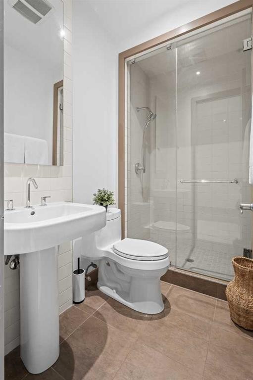 610 Aspen Meadows Hill Sw, Calgary, AB - Indoor Photo Showing Bathroom
