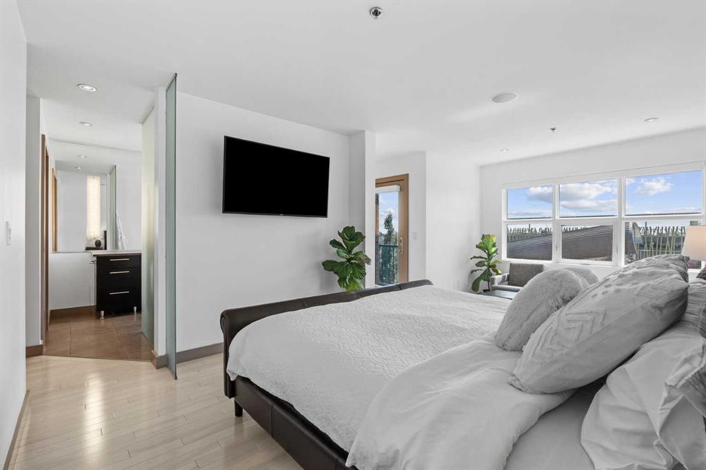 610 Aspen Meadows Hill Sw, Calgary, AB - Indoor Photo Showing Bedroom
