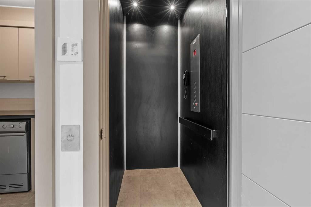 610 Aspen Meadows Hill Sw, Calgary, AB - Indoor