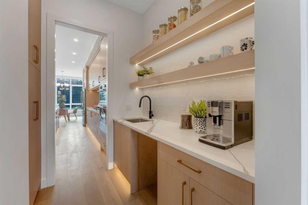 2136 5 Avenue Nw, Calgary, AB - Indoor Photo Showing Kitchen