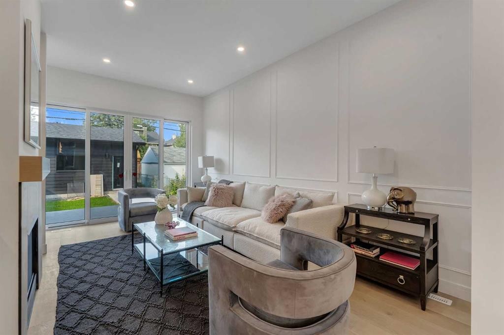 2136 5 Avenue Nw, Calgary, AB - Indoor Photo Showing Living Room
