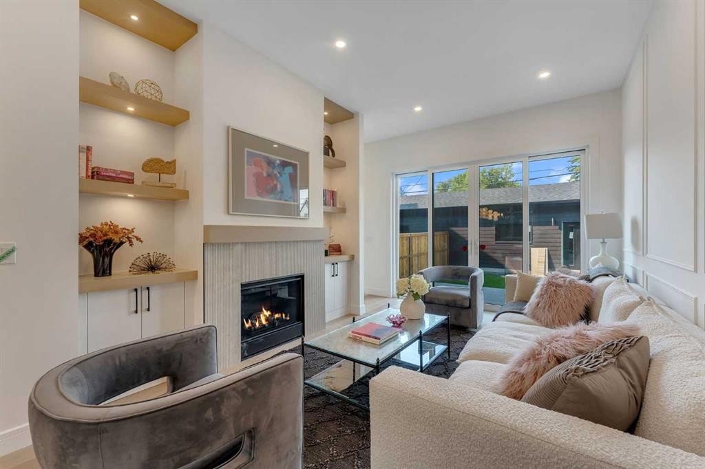 2136 5 Avenue Nw, Calgary, AB - Indoor Photo Showing Living Room With Fireplace
