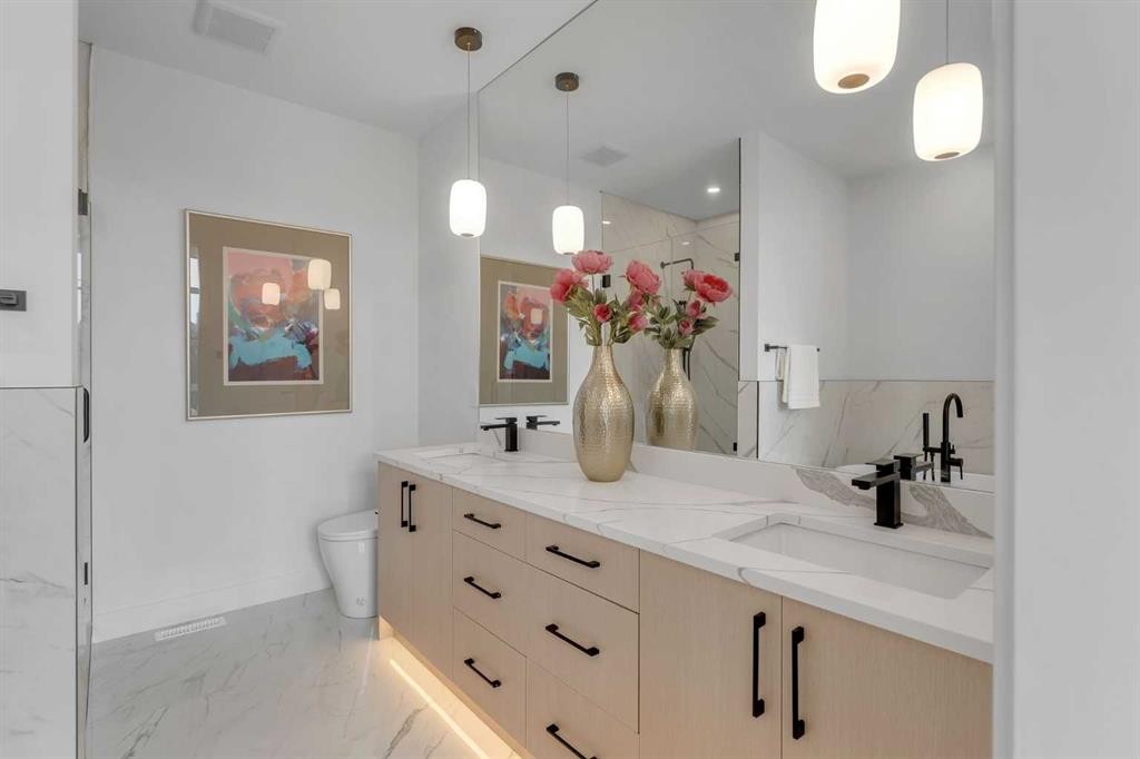 2136 5 Avenue Nw, Calgary, AB - Indoor Photo Showing Bathroom