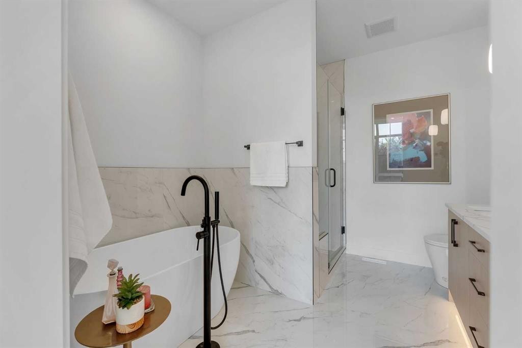 2136 5 Avenue Nw, Calgary, AB - Indoor Photo Showing Bathroom