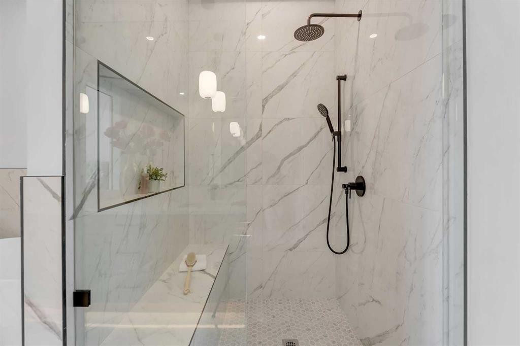 2136 5 Avenue Nw, Calgary, AB - Indoor Photo Showing Bathroom
