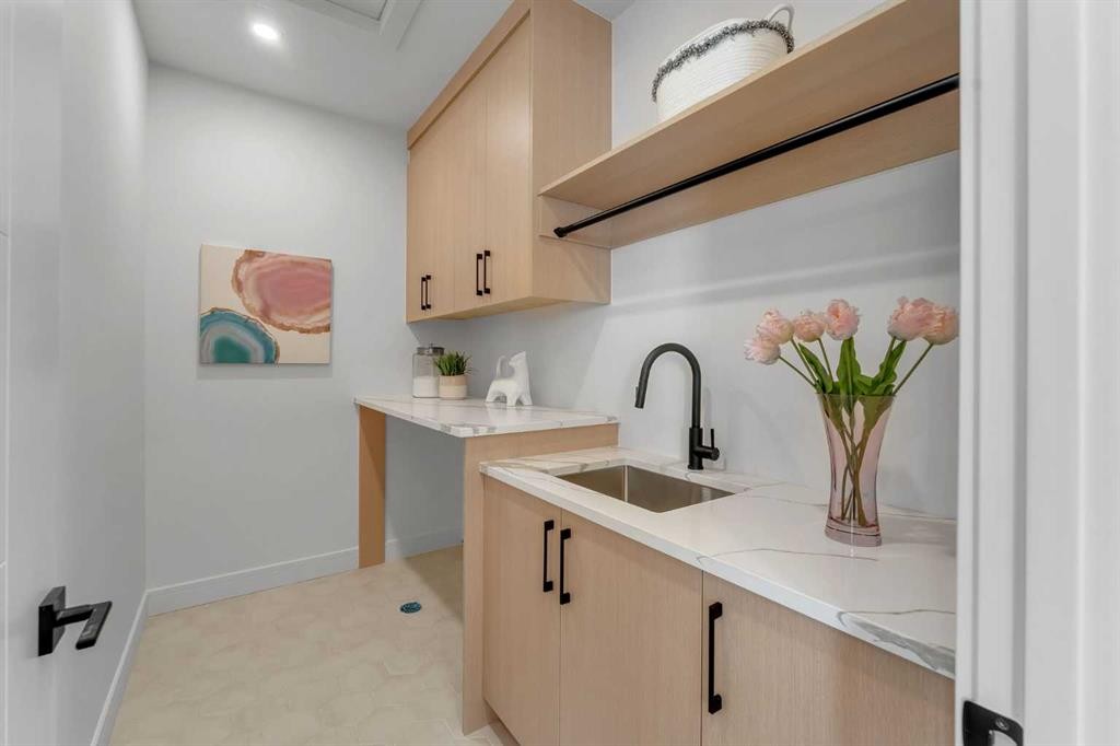 2136 5 Avenue Nw, Calgary, AB - Indoor Photo Showing Kitchen