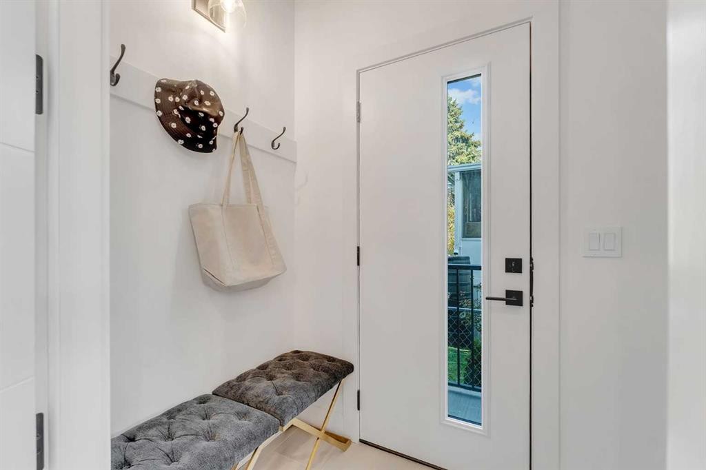 2136 5 Avenue Nw, Calgary, AB - Indoor